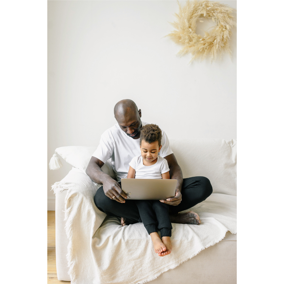 Parent et enfant utilisant MySkola